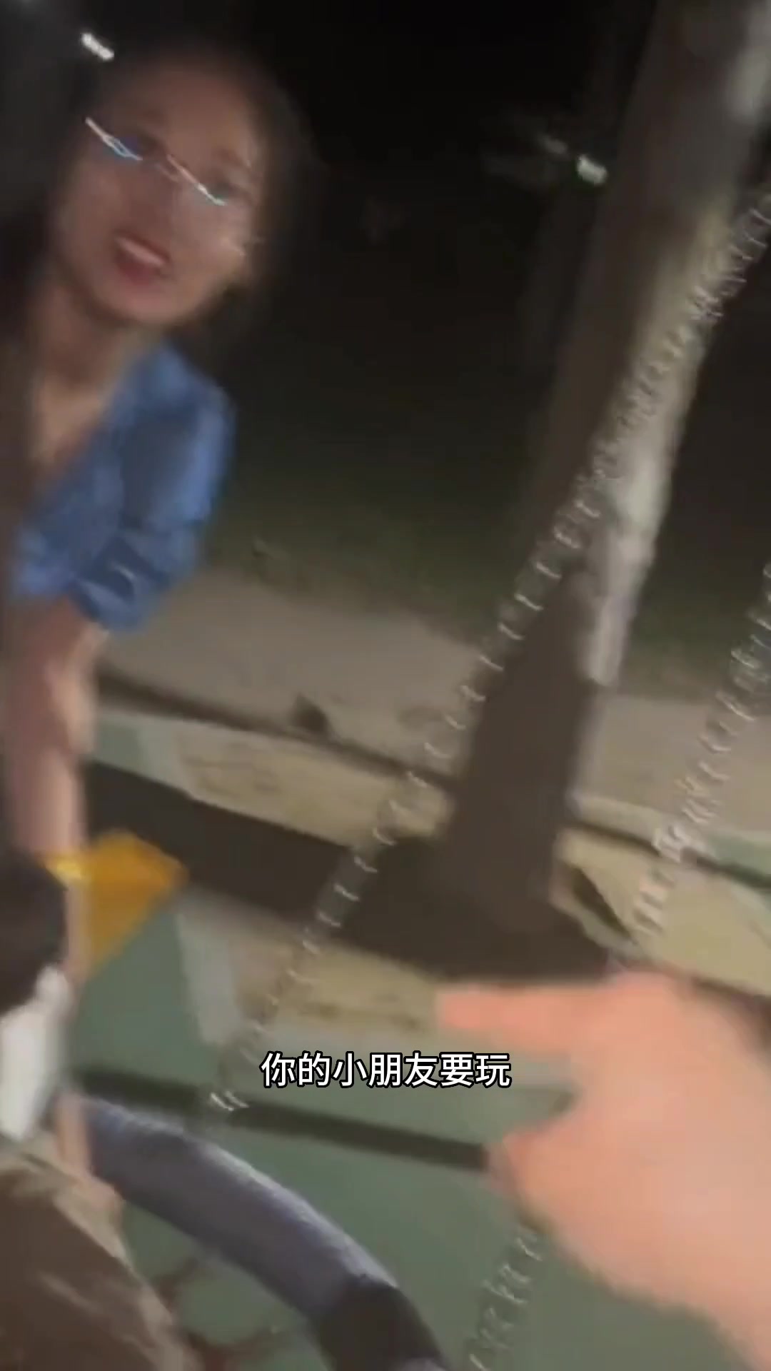 女子给小孩让滑梯后被辱骂傻*！父母却这样吧友怎么看