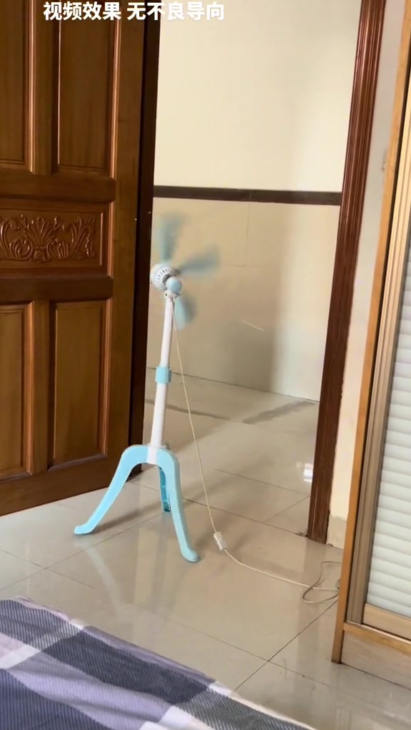 天气太热了 风扇都离家出走了