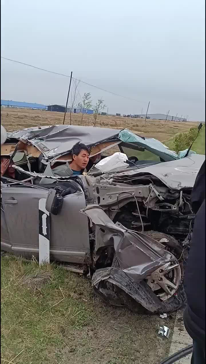 车都撞成这样了，人还没事，真是命大 ！