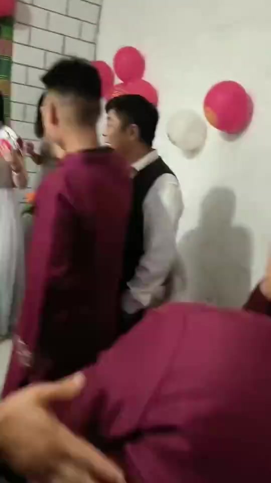 开玩笑要有分寸呀！要不然会被伴娘扇巴掌！！