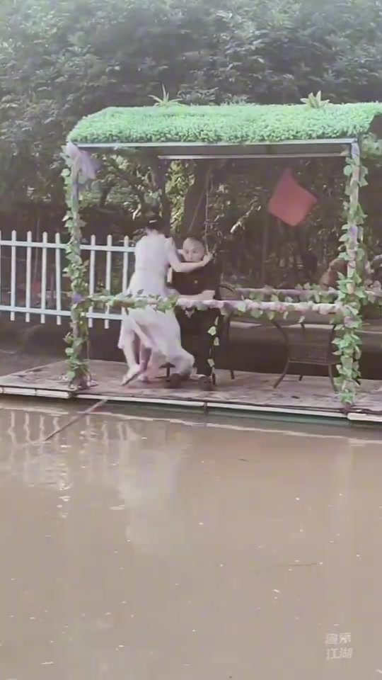 一看就知道这位大叔是正儿八经的钓鱼佬