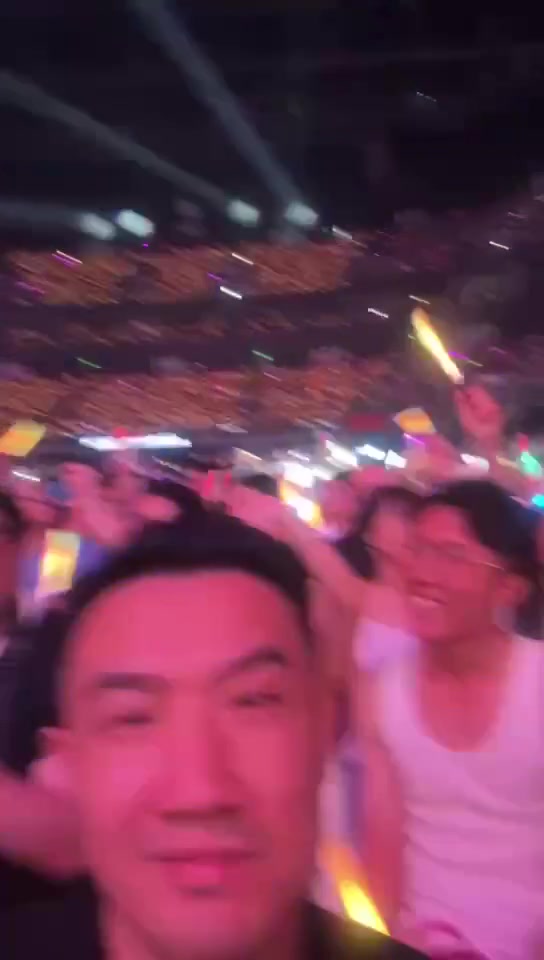 王心凌男孩们真是礼貌又克制，“哒”完就坐下