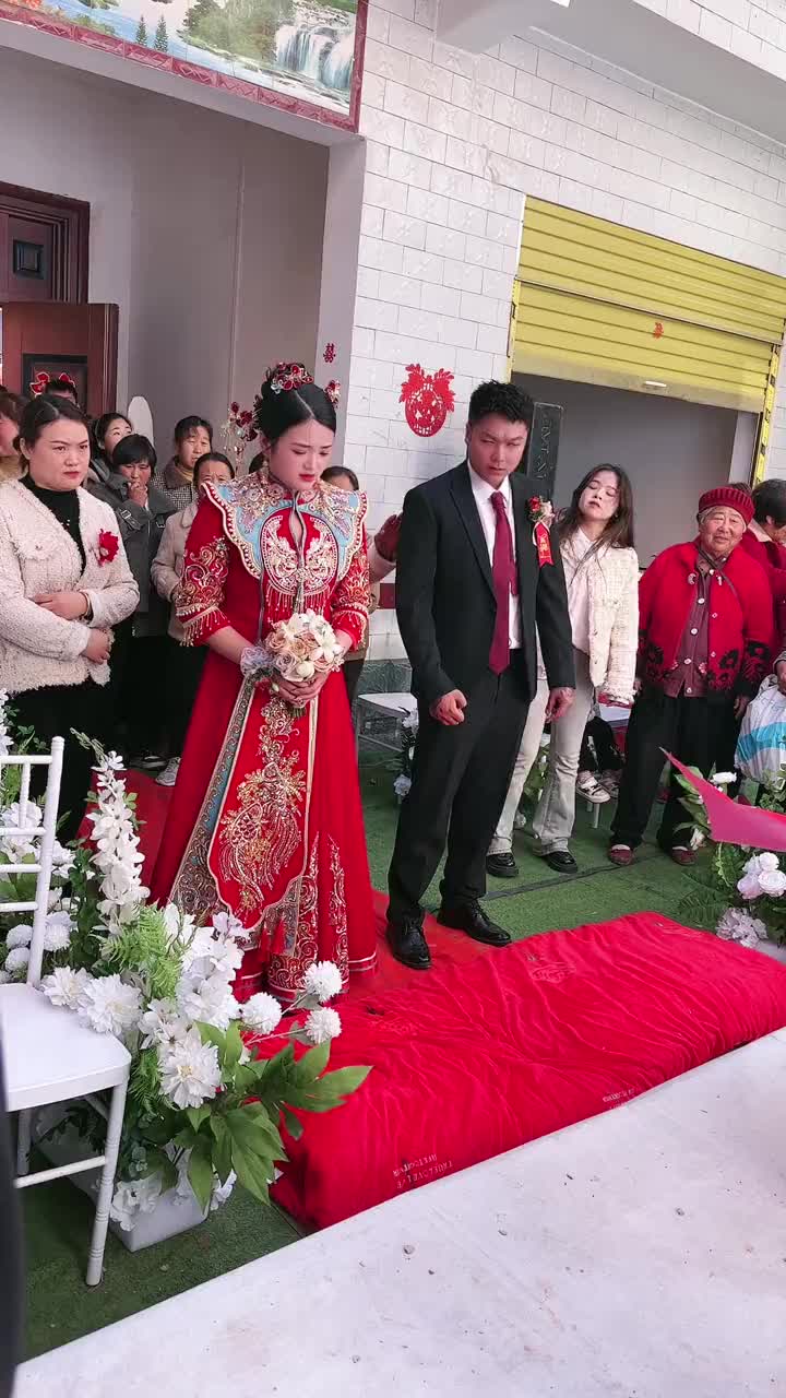 闹脾气也得看场合啊，这感觉让自己老公下不来台了！