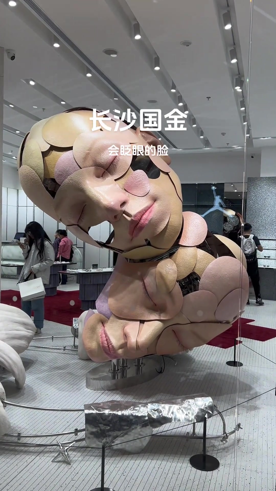 会眨眼的大脸，有点瘆人啊