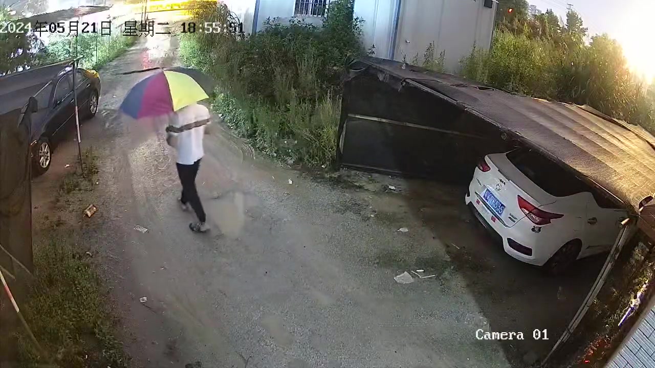给你让路了，你还吓到它了！