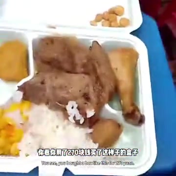 女孩去春游看来对午餐甚是不满，用电话手表拍给妈妈看
