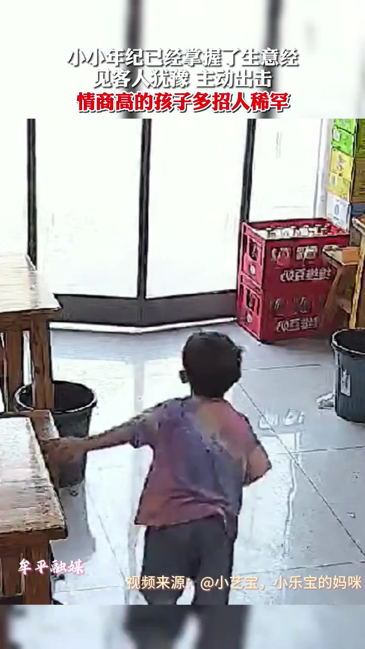 店外的客人在犹豫吃哪家，孩子热情出门拉客