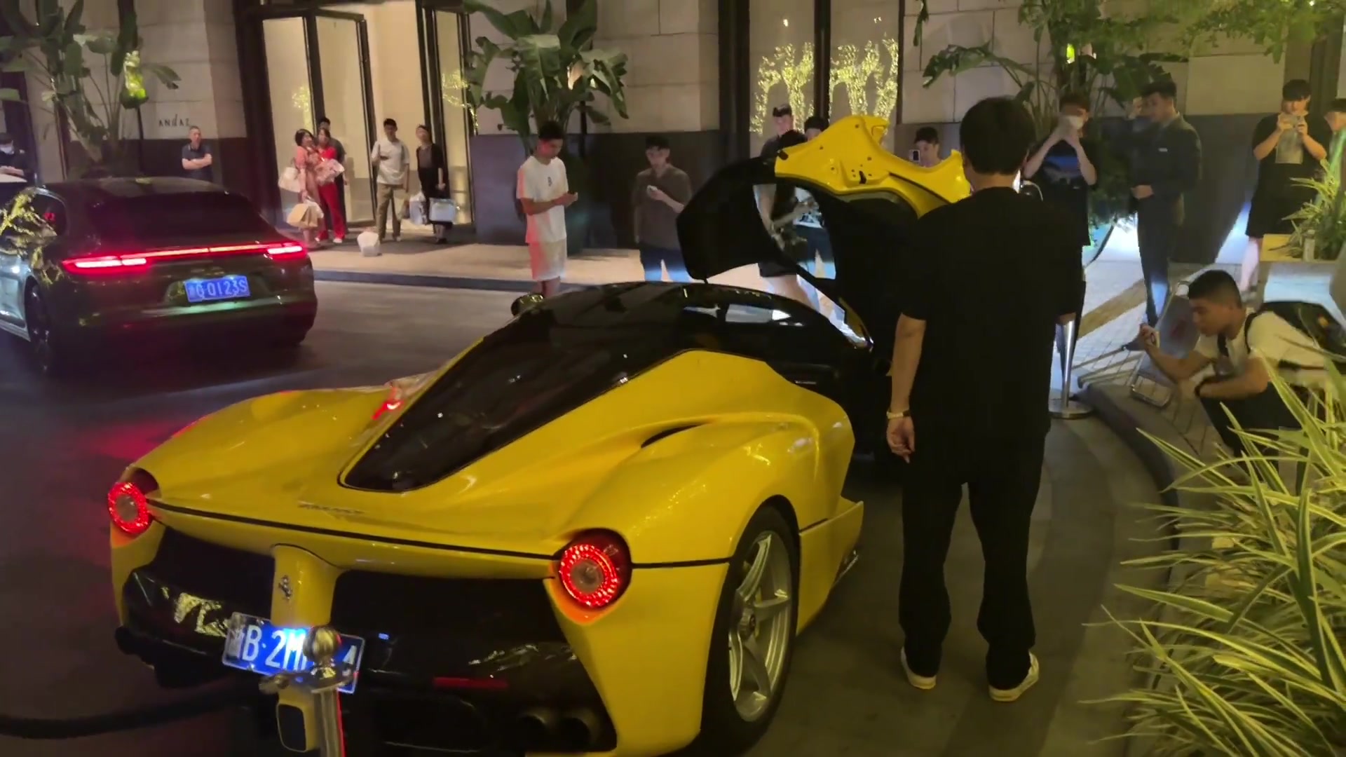 偶遇小小小酷开着一台价值 3000万的法拉利拉法出门