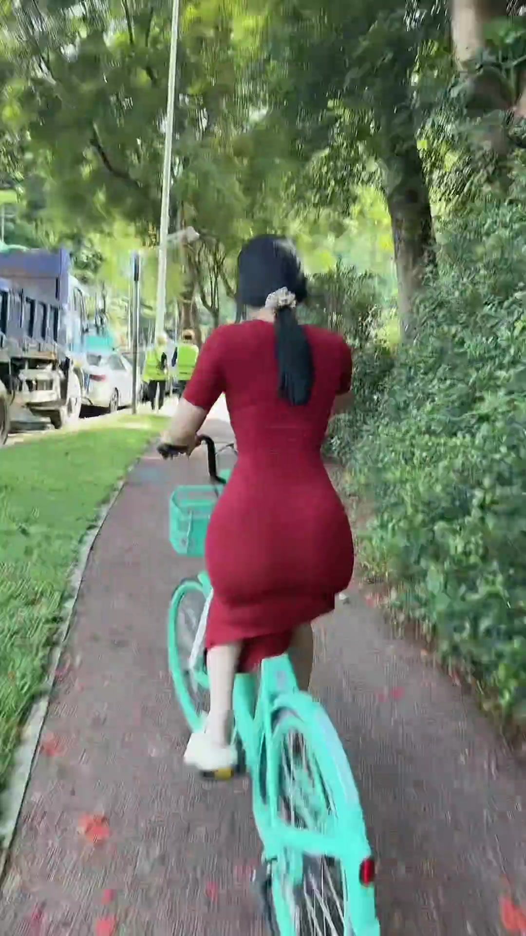 穿裙子请不要模仿这样上车