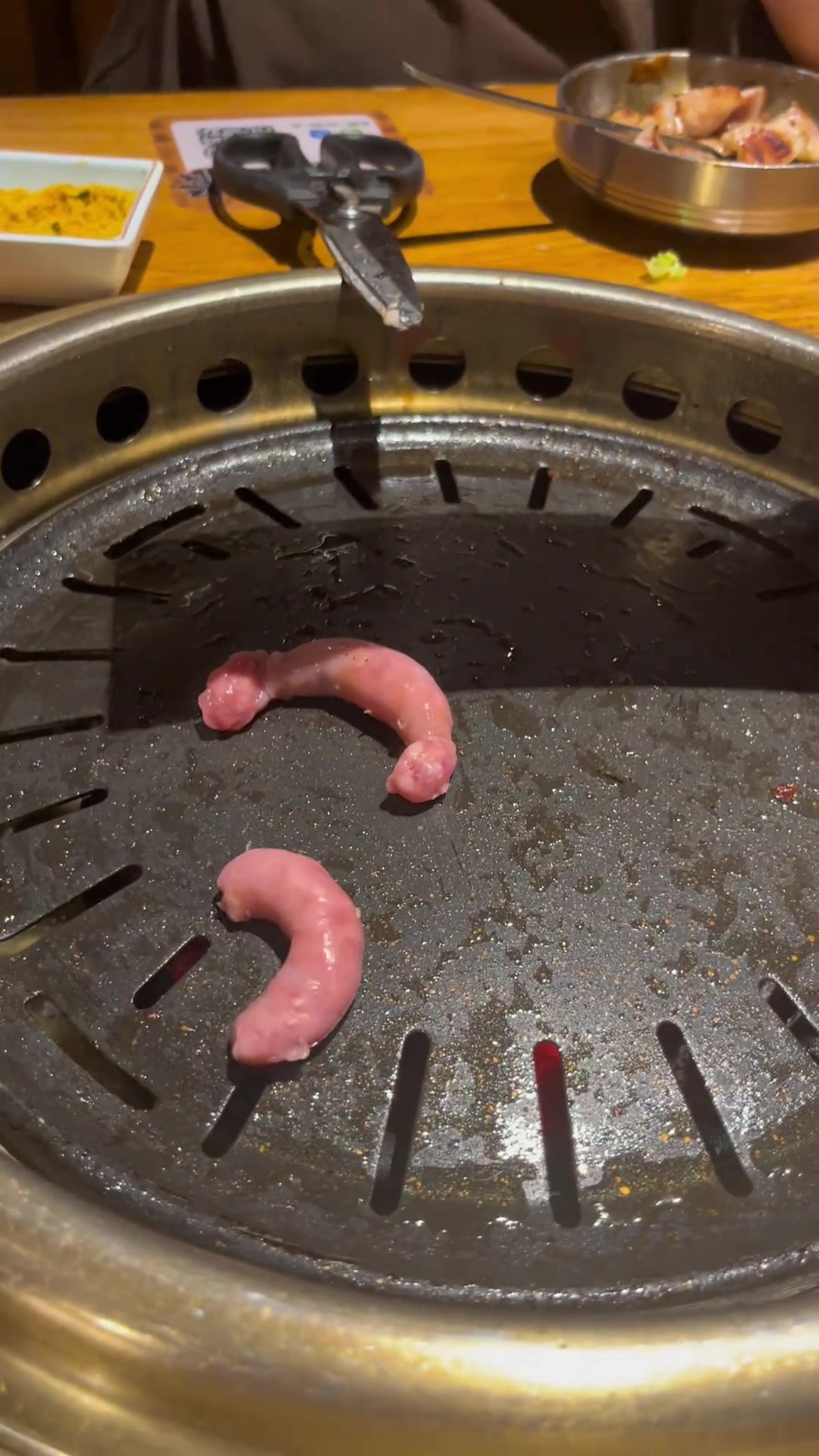 这是在烤啥啊？怎么还一动一动的
