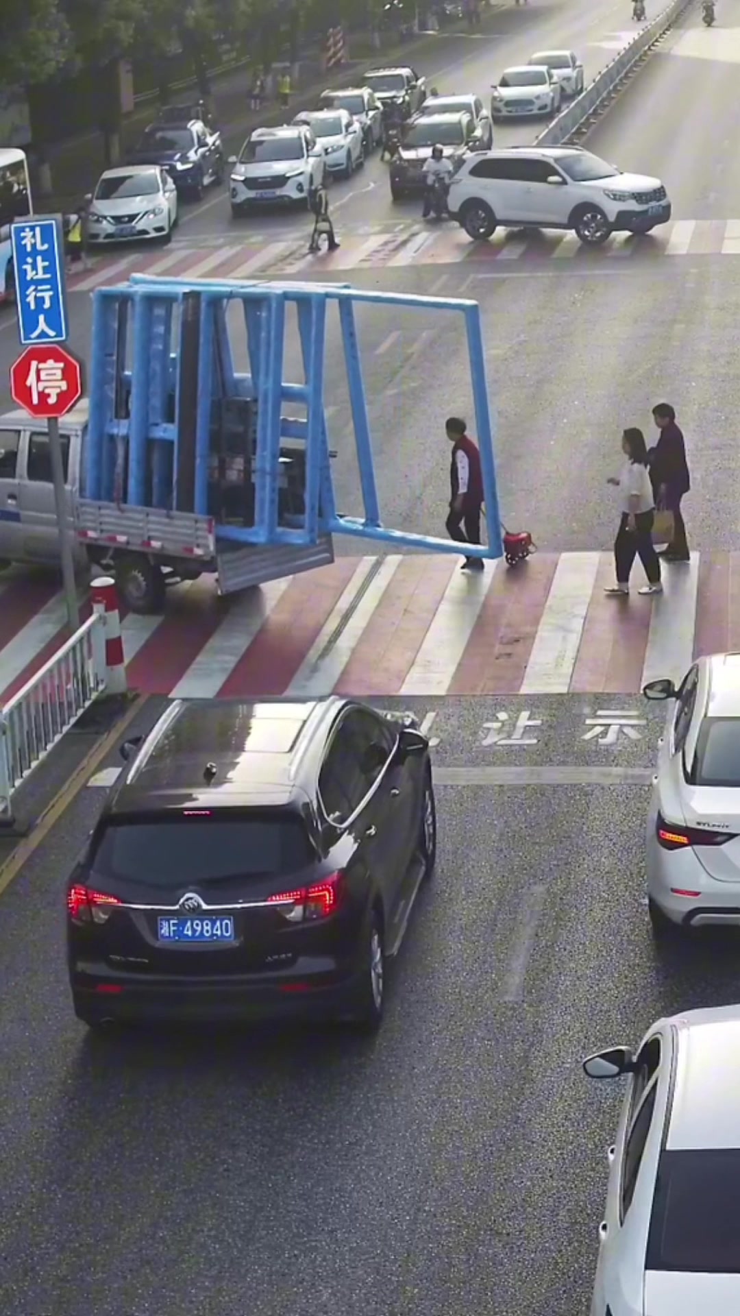 小货车违规，老人过马路也不看吗？
