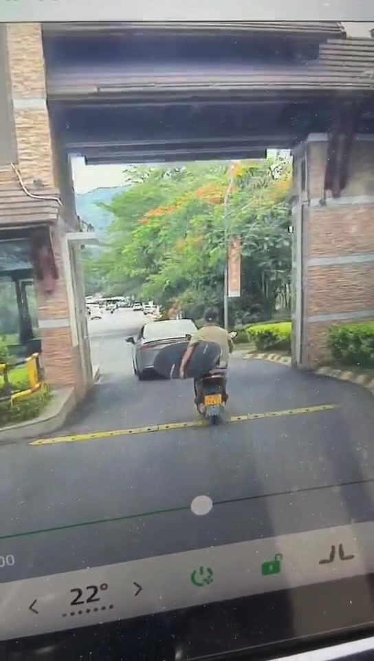前车无德，突然刹车