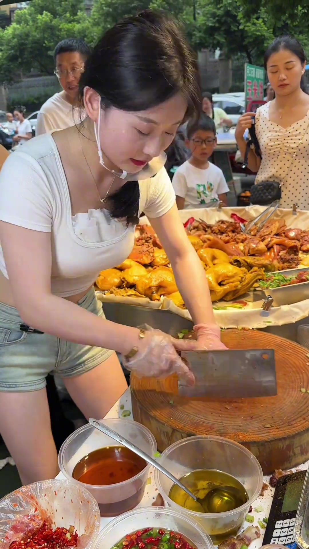 美女街头直播满头大汗，没人帮她擦擦么？