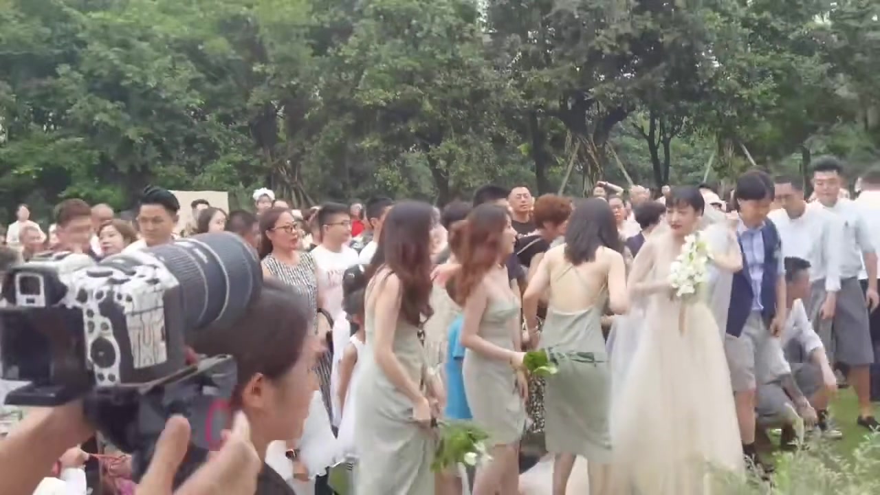 这像是一场没有彩排过的婚礼...