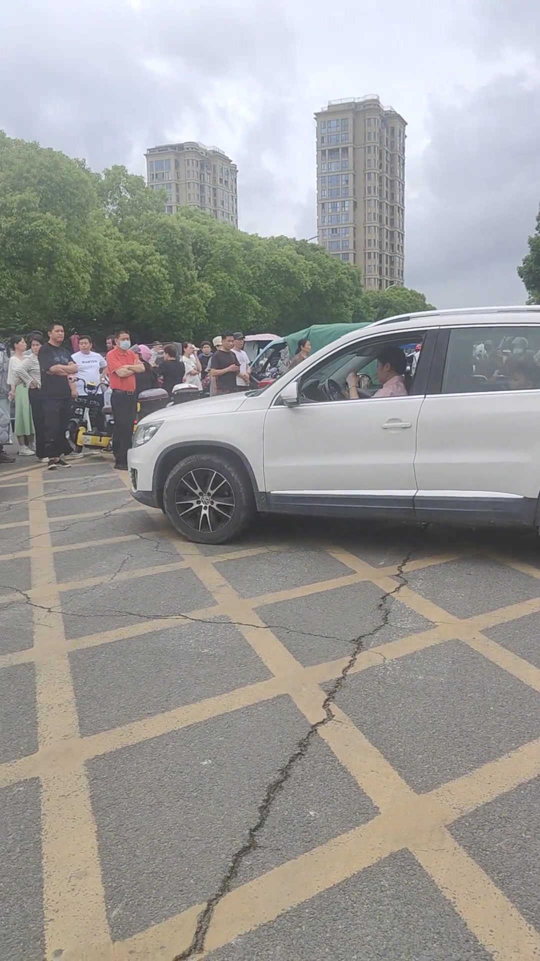 你们就这么急走吗？孩子们在排队，你们就开车出来！