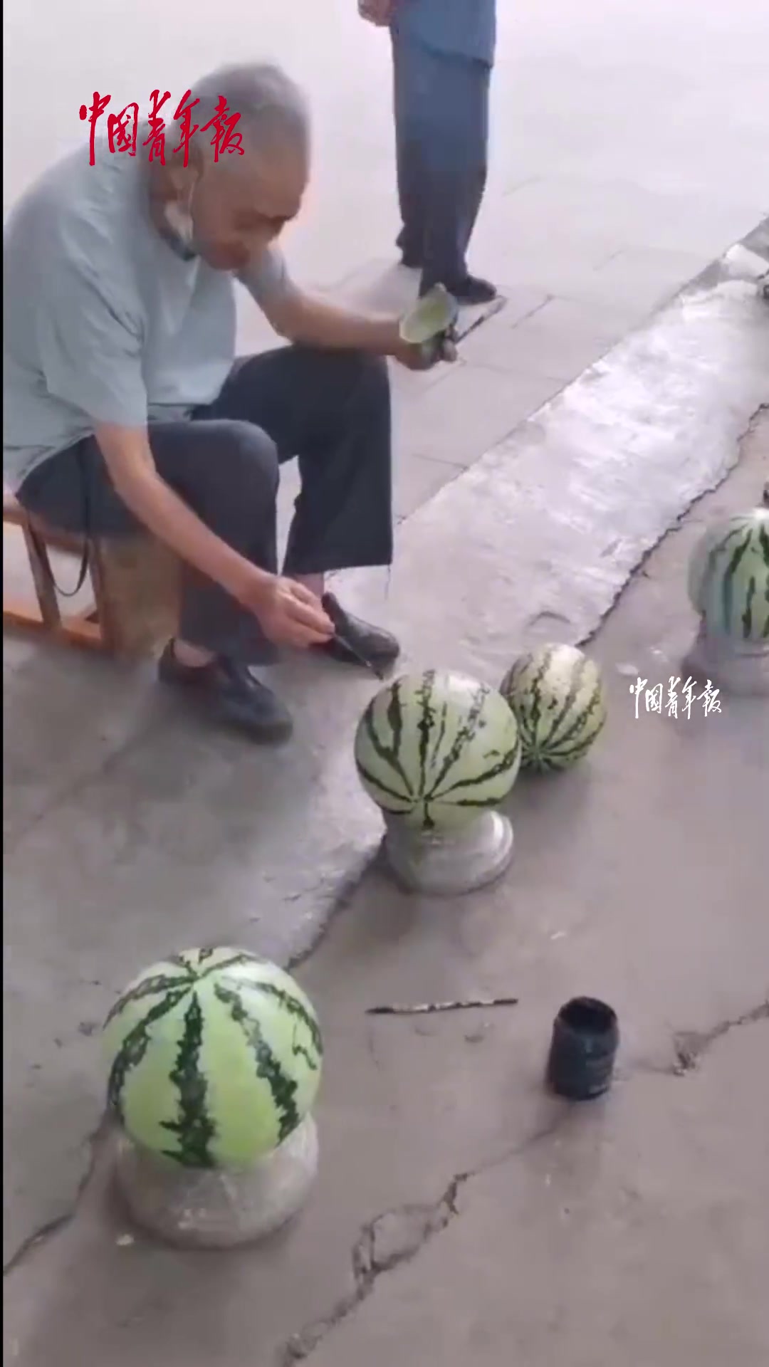 大爷为石墩“披上”西瓜外衣 群众直呼“真假难辨”