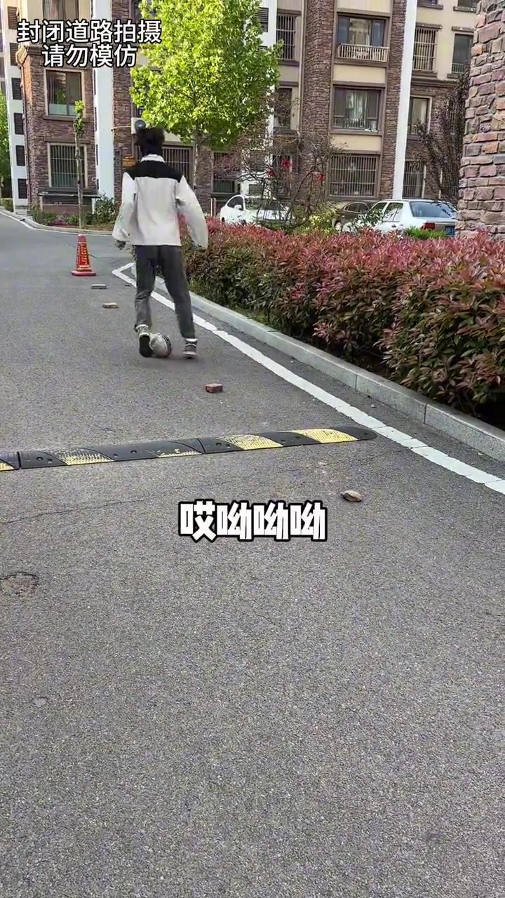 踢两下就去吃草了