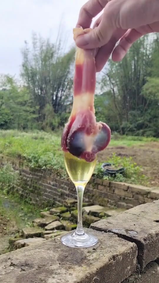 用高脚杯炸鸡胗