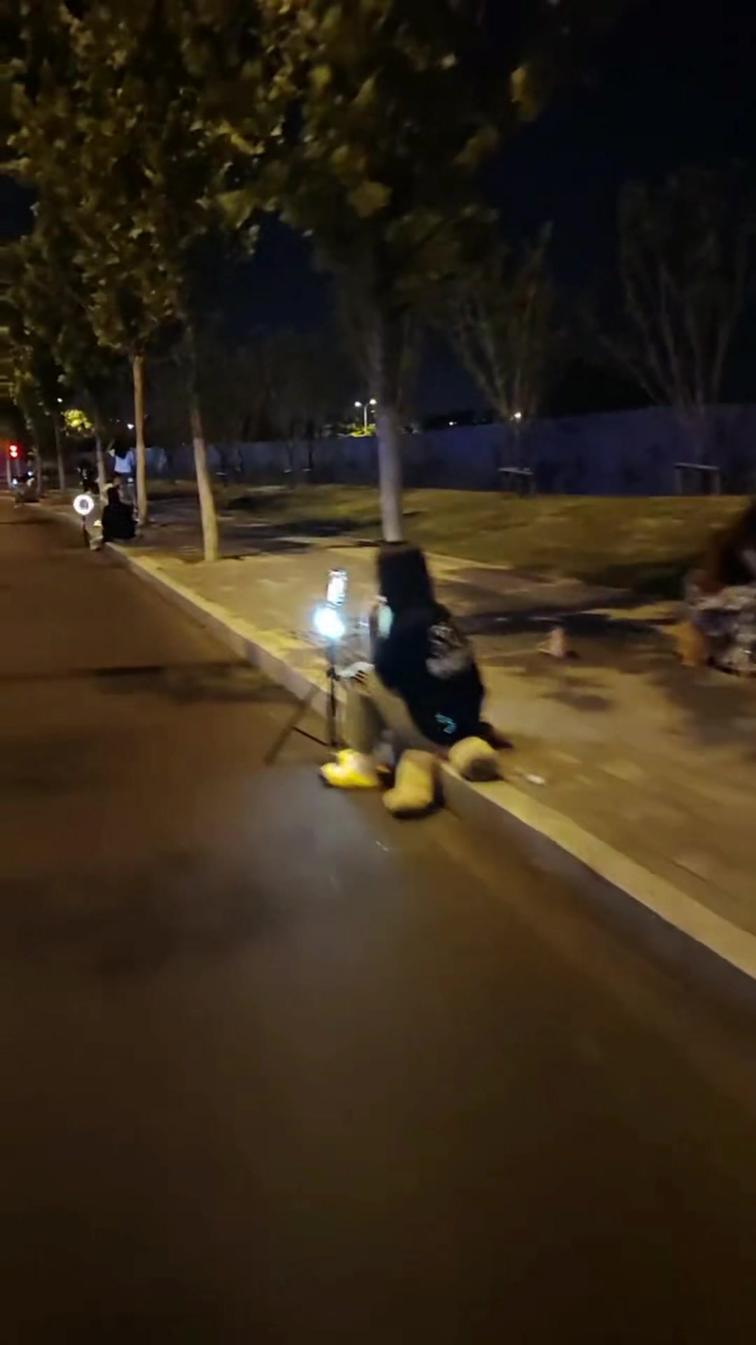 网友吐槽：现在人都怎么了，半夜全在马路边上直播！