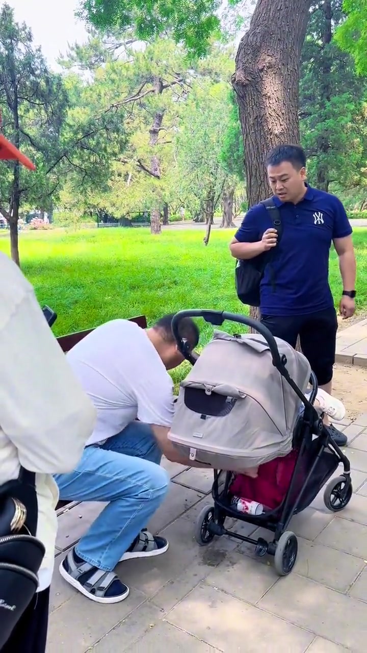 他为啥不给自己的孩子积点福呢？！