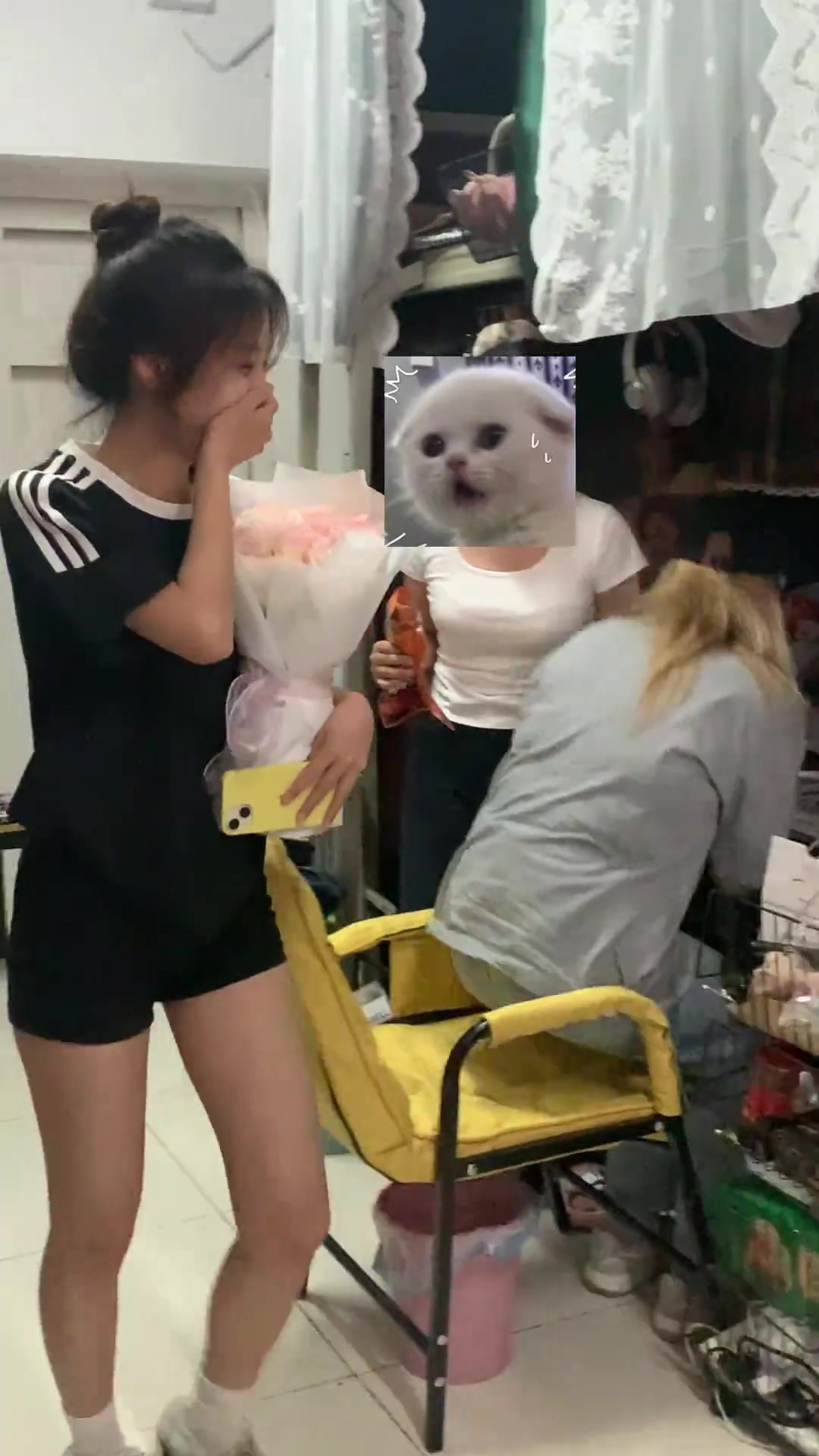舍友去了操场被男生表白，回来宿舍炸了！