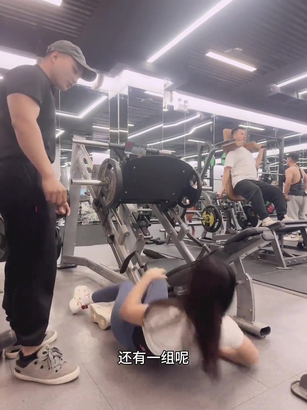 这健身教练也太较真了！直接强拉？？！
