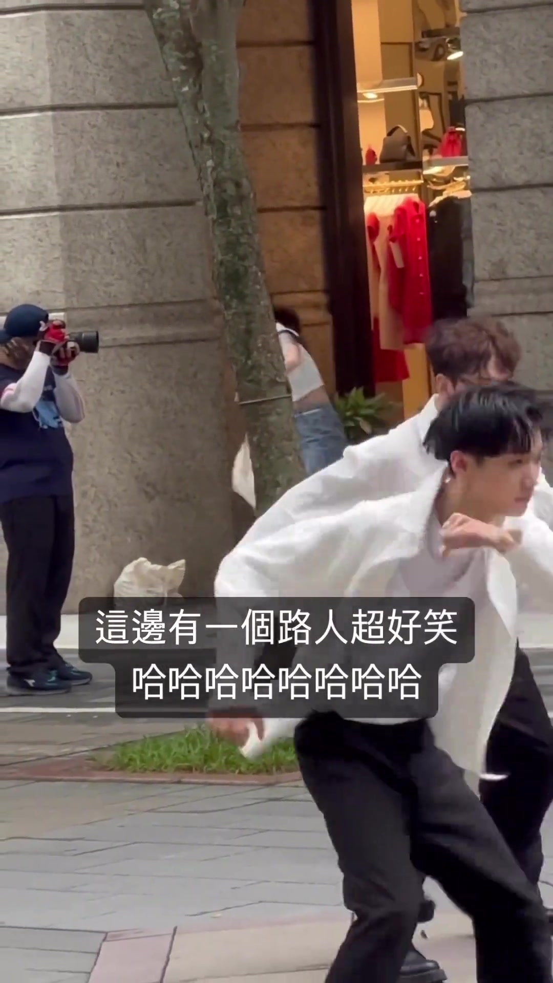 路人小姐姐的翻跳，确实有点意思