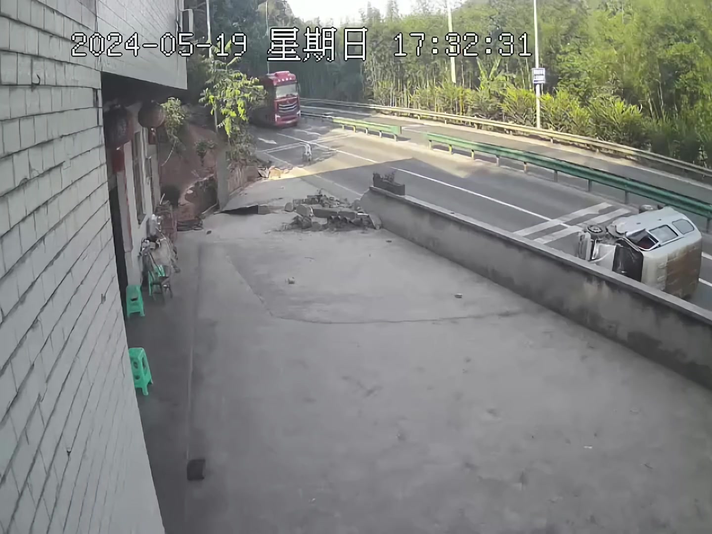 这个车子为什么急刹车呢？害得后面追尾！