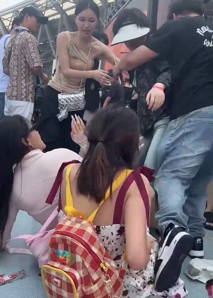几个小姐姐怎么坐在地上打架