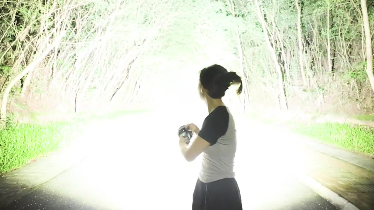 带上这个灯，女孩子再也不怕走夜路啦！