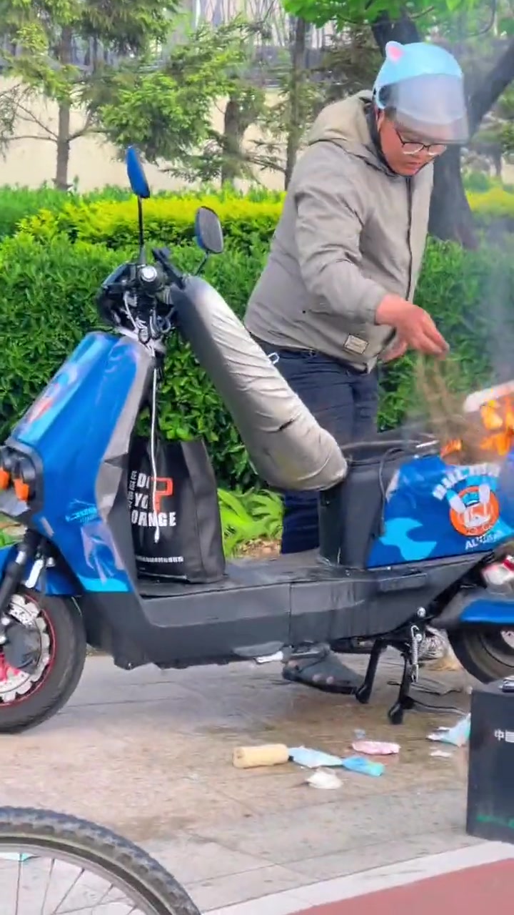 电动车着火不灭火，怎么还在撒调味料呀？