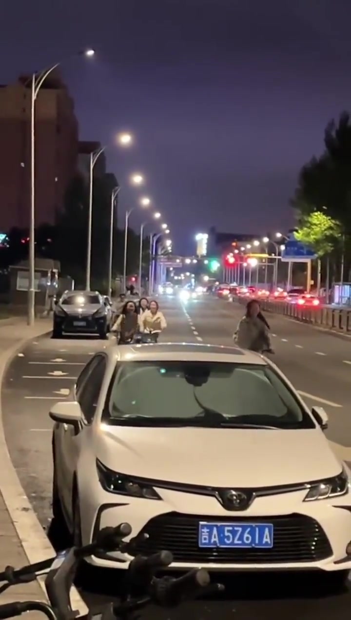 小姐姐咋想的，竟然敢单手捏前刹