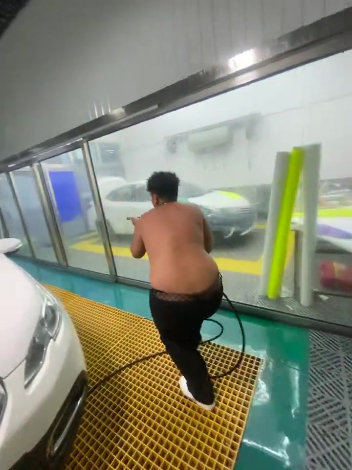 这该死的肥美！我看这位小哥也是风韵犹存呐