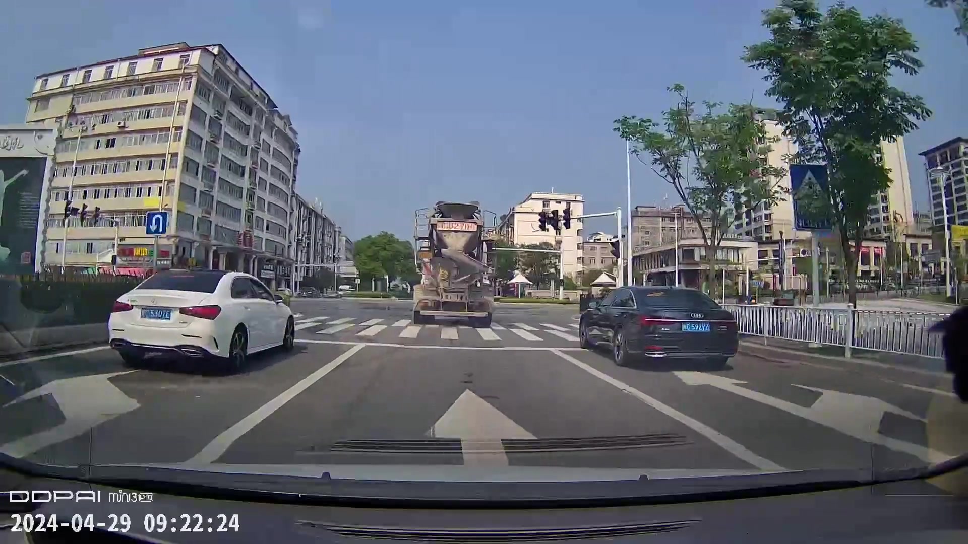 这奥迪他根本就没有看后视镜啊？！