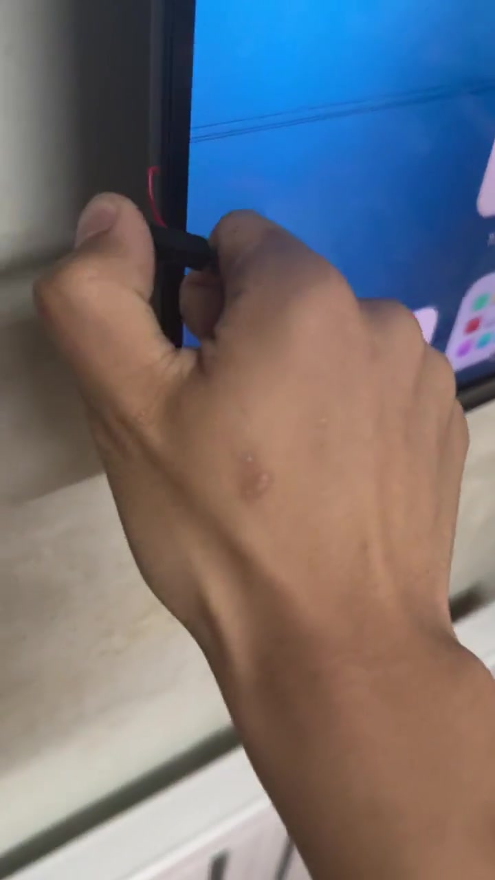 这是什么操作，电一下电视机就坏了？