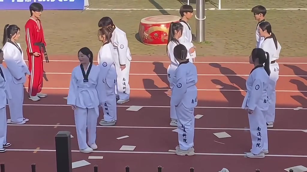 要不你们还是彩排、彩排吧！