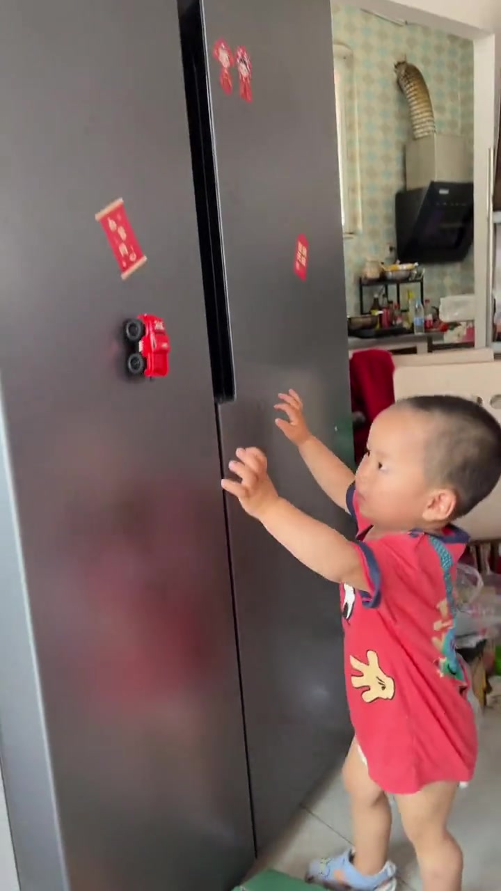 小孩：还是哭一下吧，不然有点尴尬