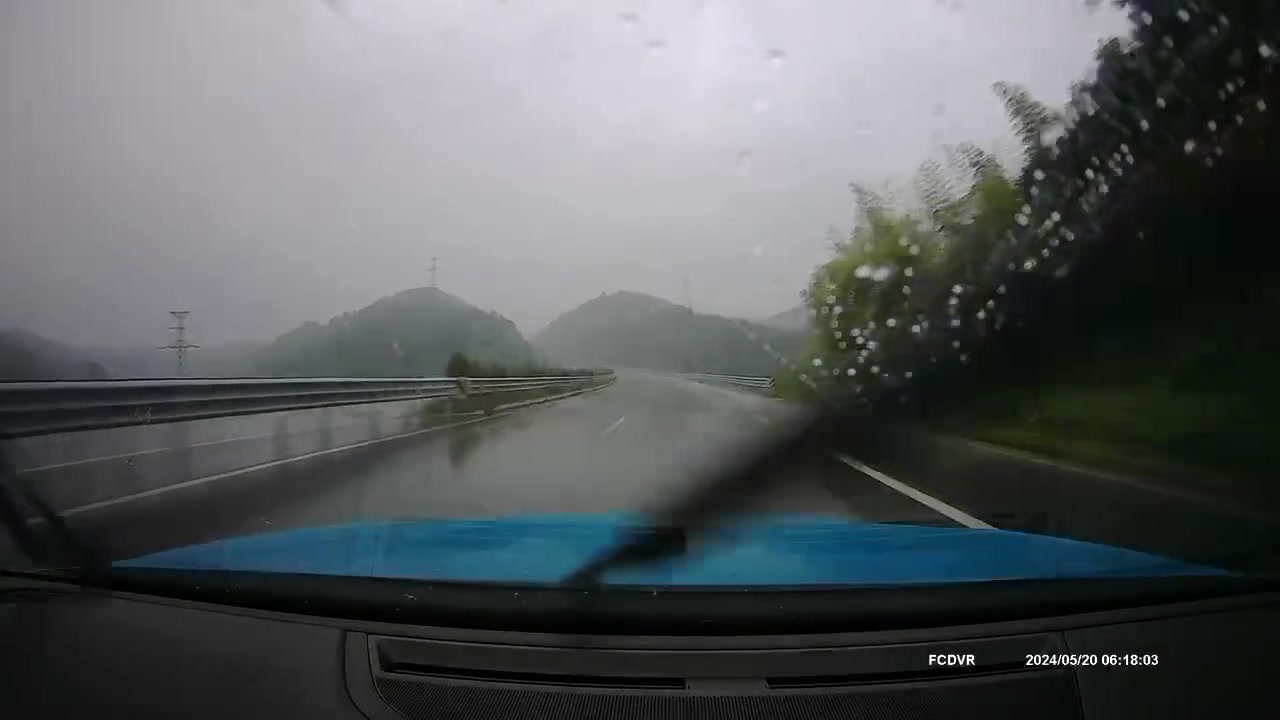 这么极限！看着没啥积水为啥会打滑？