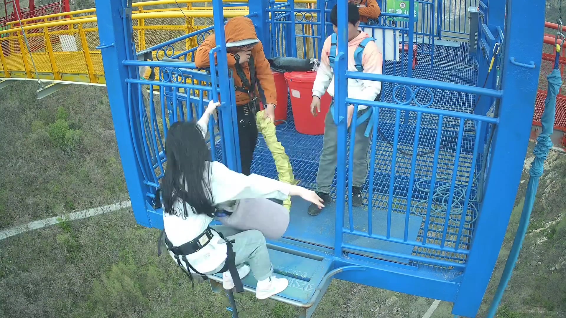 别人是花钱体验蹦极，你是体验了一次意外坠楼啊