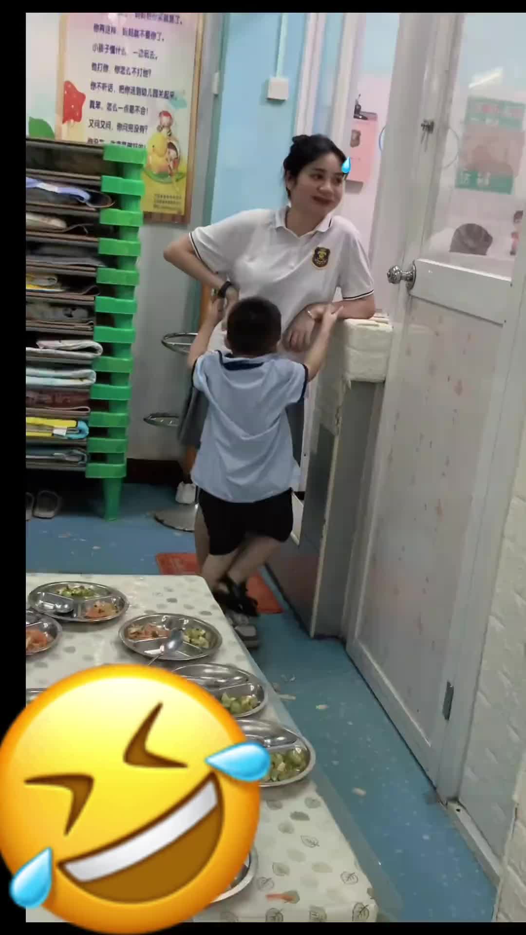 小朋友求着姐姐买东西！姐姐却不为所动！