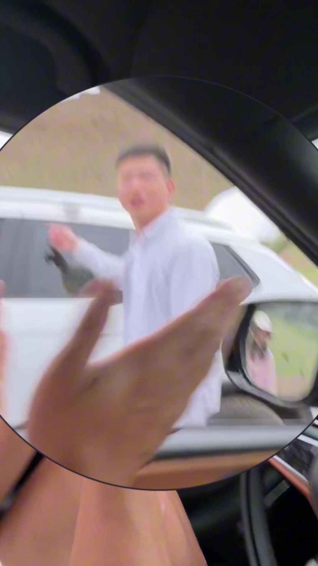 遇到外地游客的车，六门全开“引擎盖”都是开的，结果