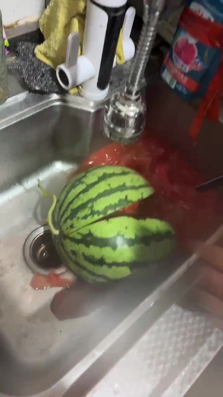 这是提前灌水了？正常西瓜能这样？