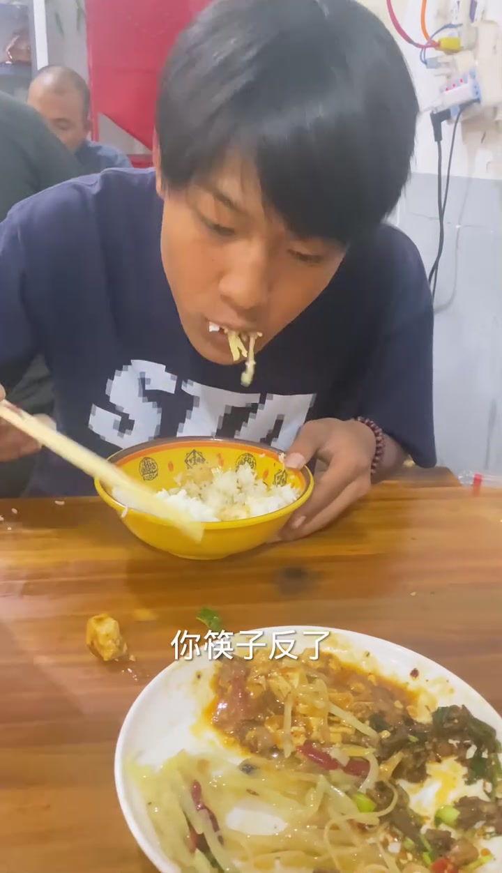筷子拿反了怎么办，和这位兄弟学一学