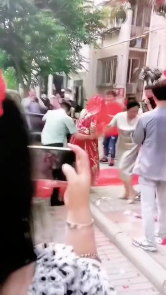 就应该这样！新郎一脚把闹婚者踢退好几步，再无人敢上前！