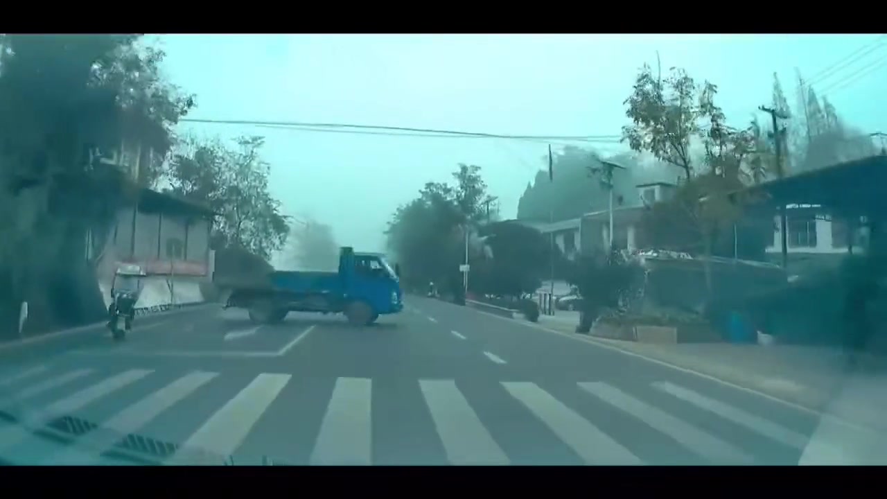 好险… 差一点就是你追尾的全责了