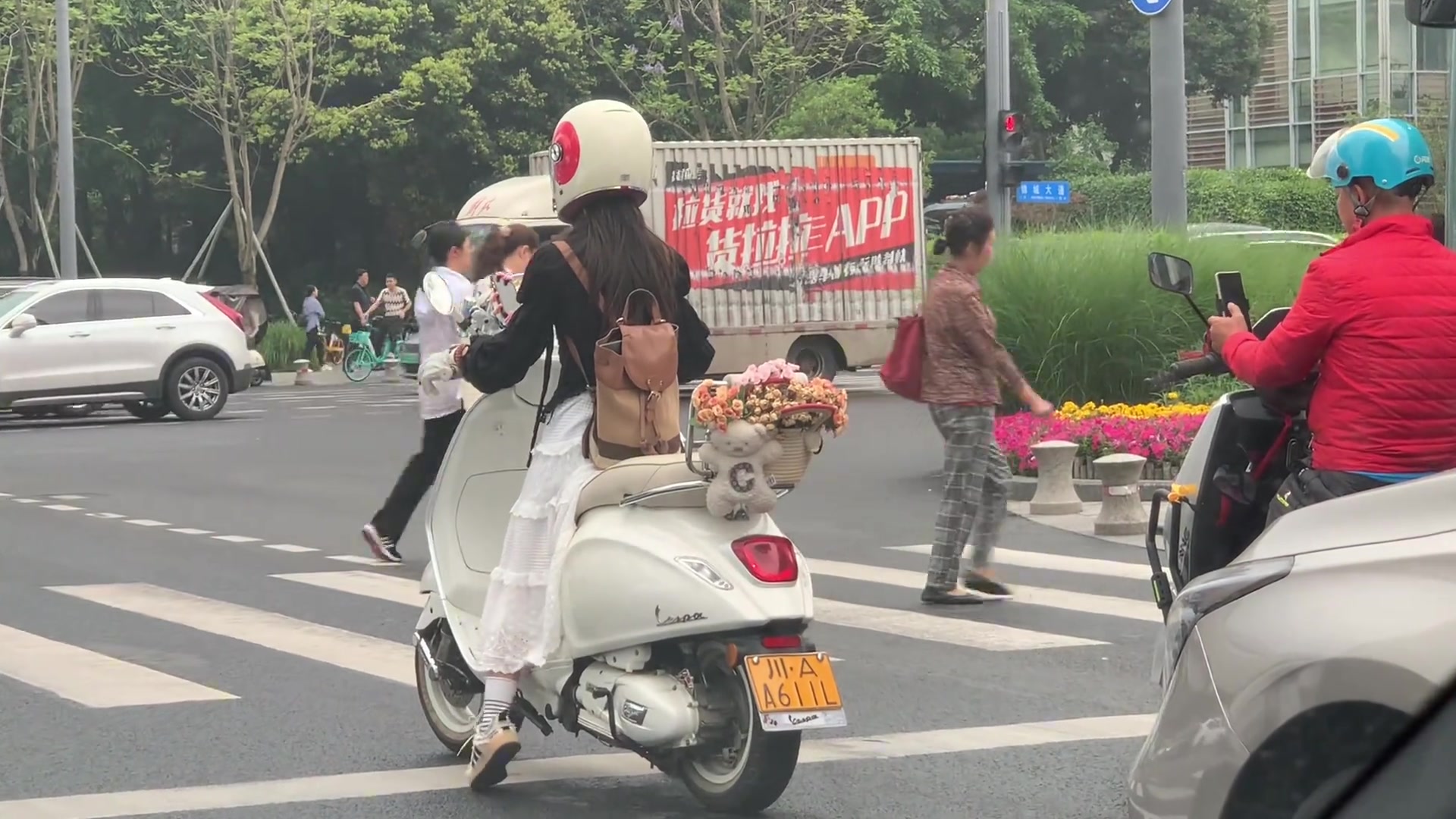 看小姐姐小脚扭的，真是藏不住的开心啊