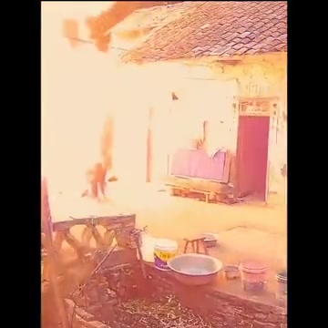 大爷胆子真大，竟然敢玩煤气罐