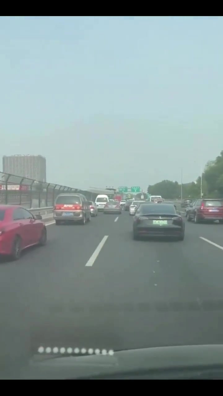 连后视镜都没打开还逆行，这人是怎么考的驾照啊？