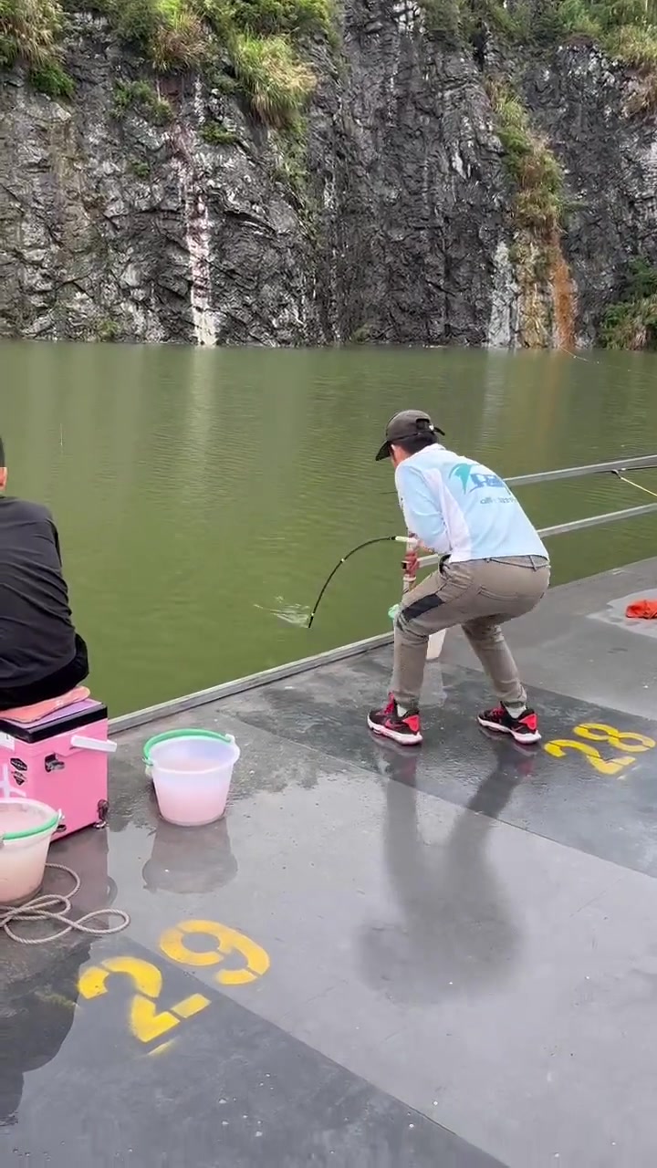 什么鱼劲这么大，鱼竿都差点被拽走