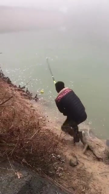 这是人钓鱼，还是鱼钓人啊？